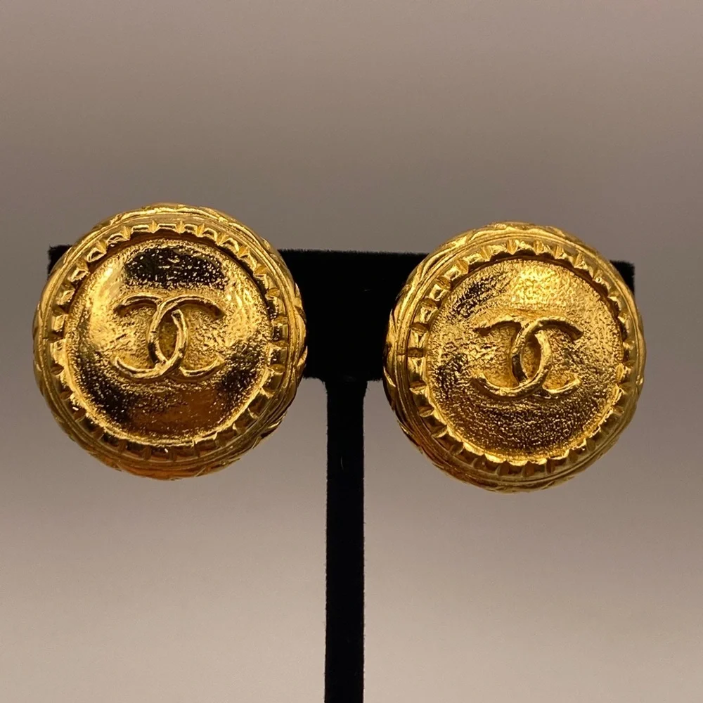 CHANEL Earrings AUTH Coco‎ Logo Mark CC Clip on Gold One Vintage Rare - Picture 6 of 11